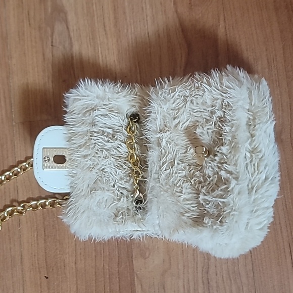 Elegant White Faux KIDS Fur Bag with Gold Chain - Picture 3 of 8